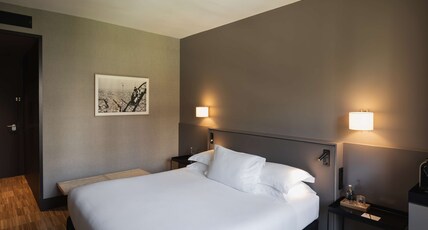 Alexandra Barcelona Hotel, Curio Collection by Hilton Room Type - KING COLLECTION POOL VIEW