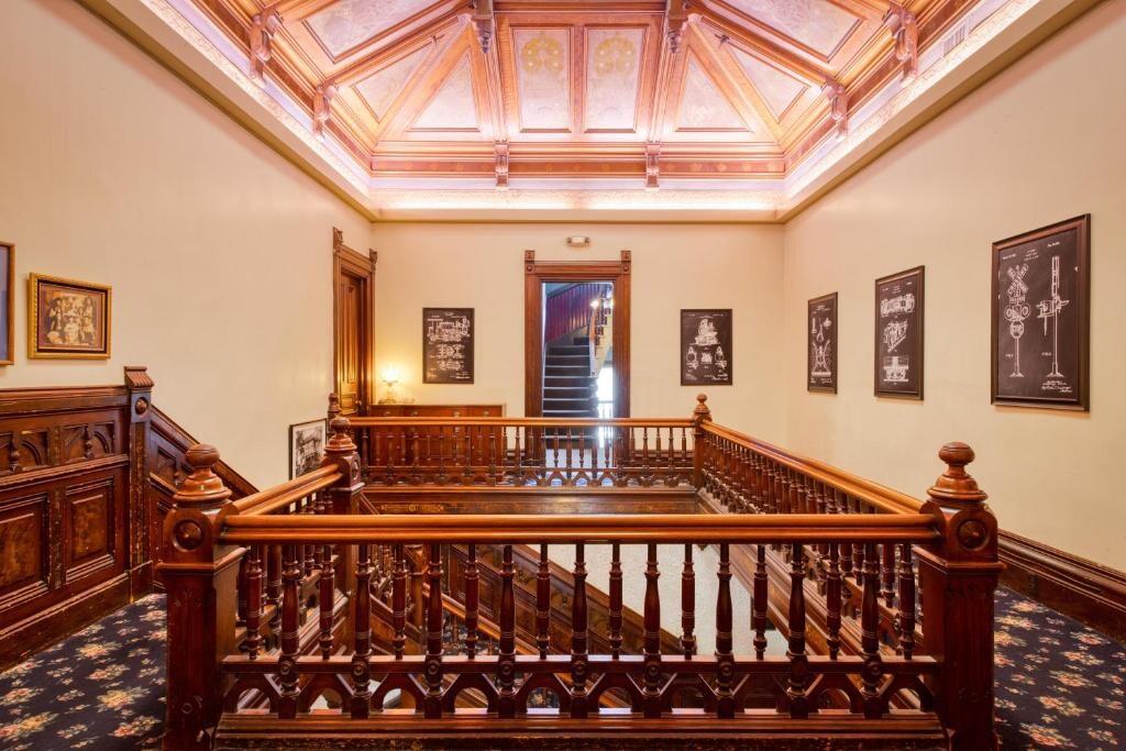 HI Sacramento Hostel , CA - Tap to explore photos