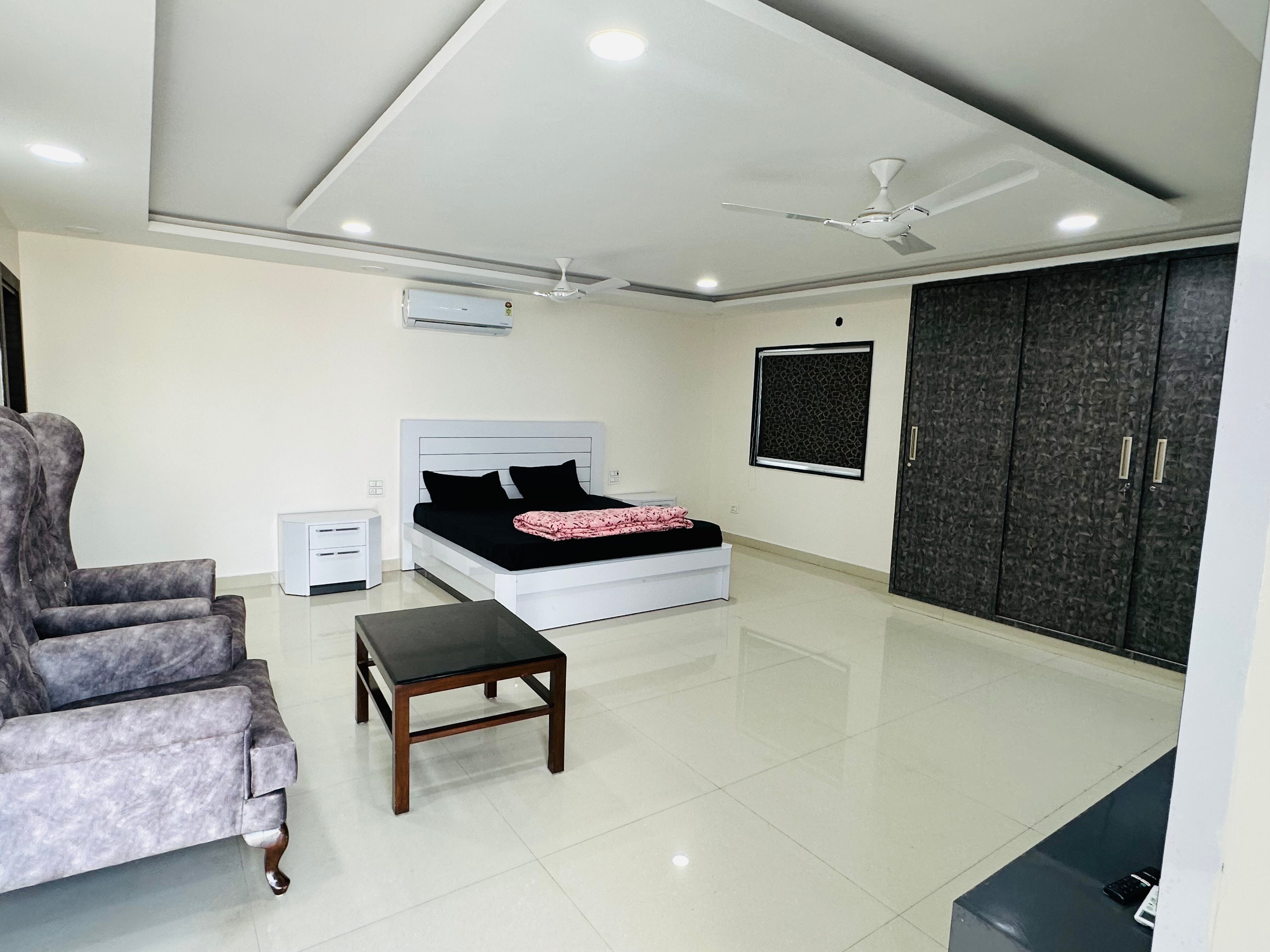 Spacious 5 BR penthouse with a view of ganga - Tap to explore photos