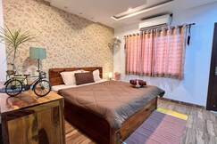 HOMLY STAYS 3 BHK