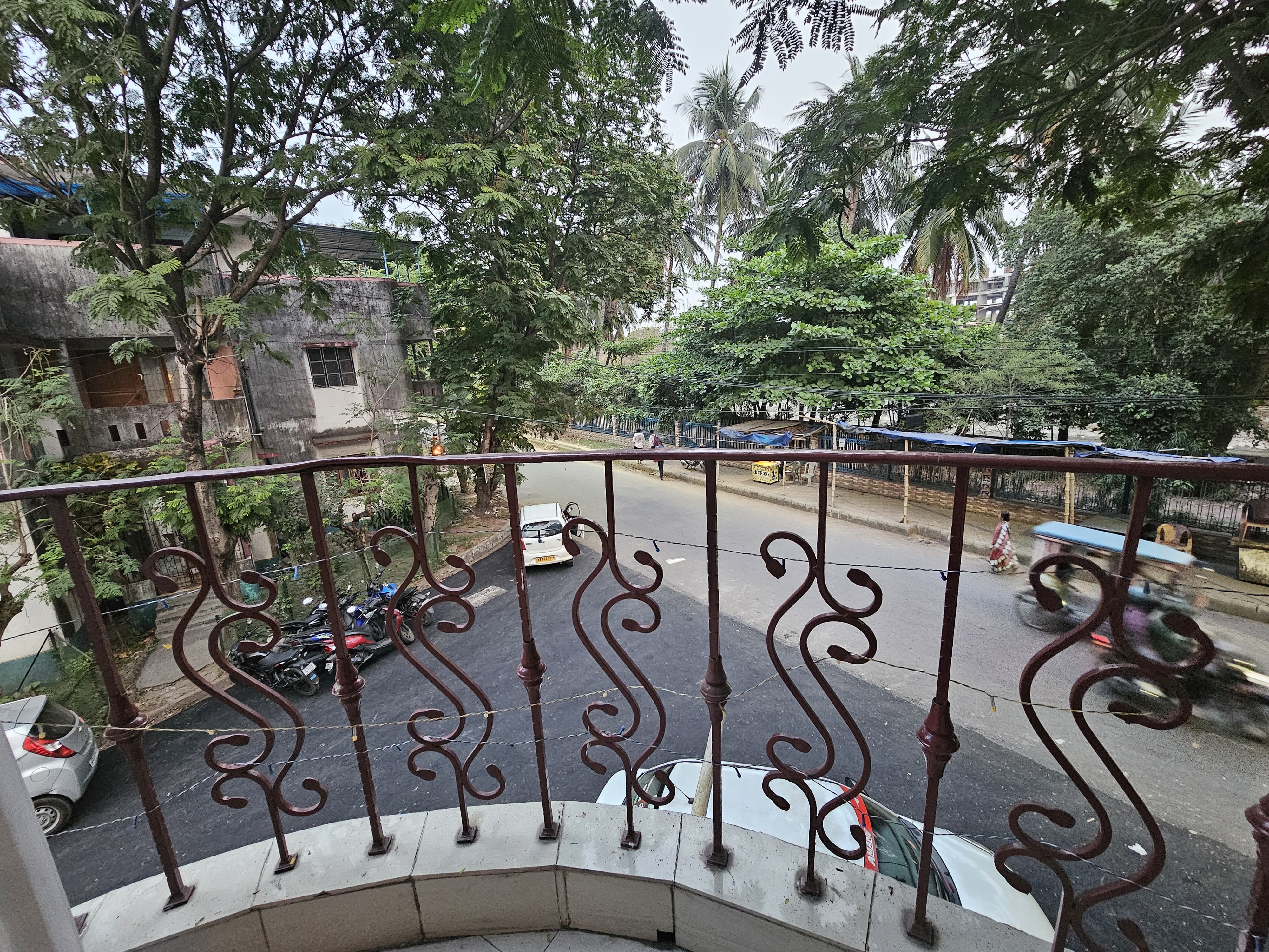 CS Guest House 2 Min walk from Saltlake Sector V Metro - Tap to explore photos