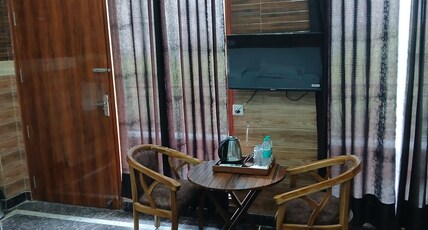 Mannat Residency Room Type - Super Deluxe Room with Balcony
