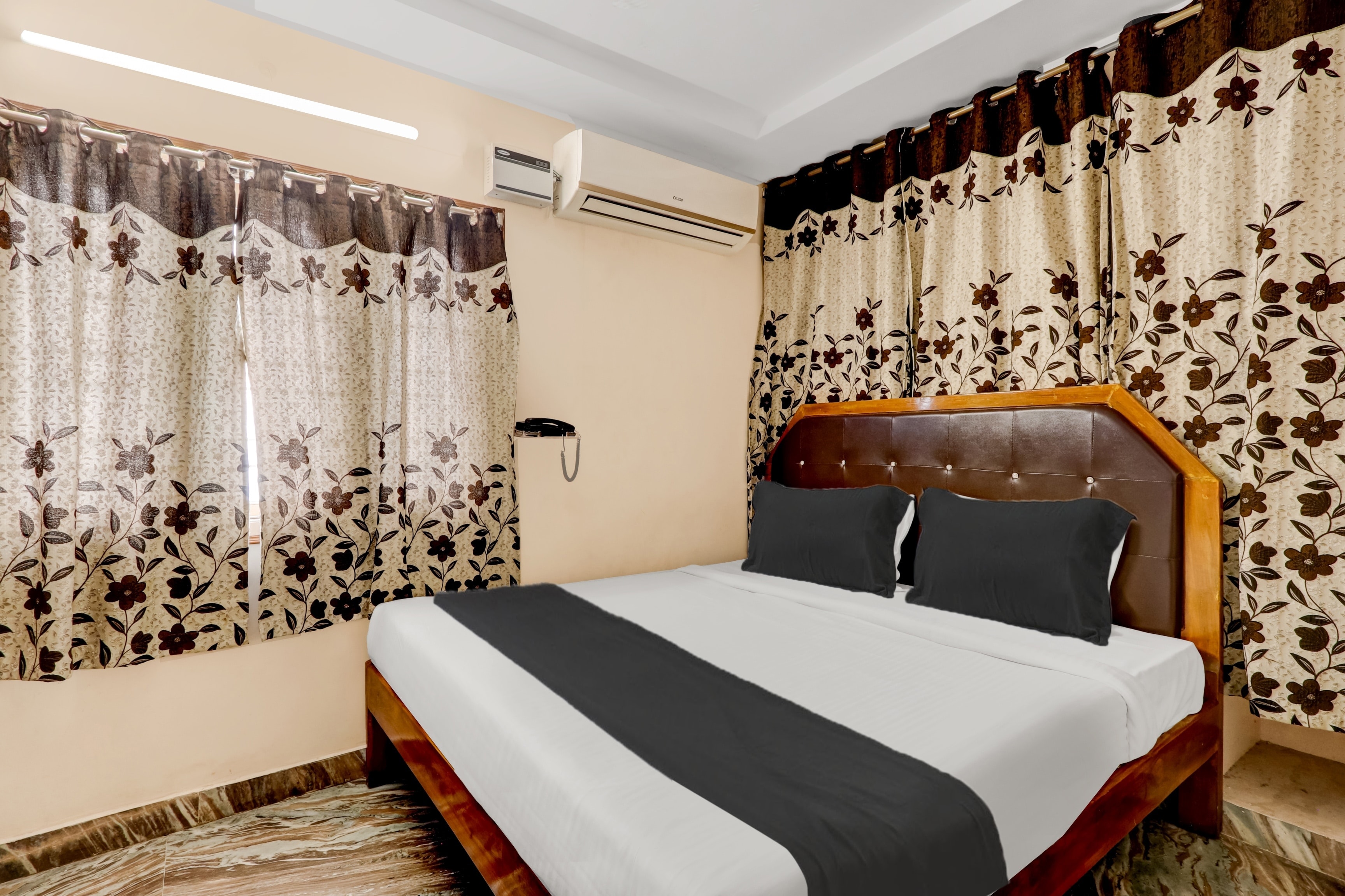 Super OYO Hotel O Adarsh Nagar Near Kavya Hospital - Tap to explore photos