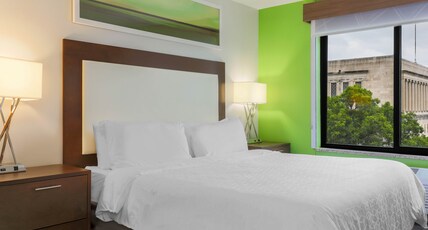 Holiday Inn Express Hotel & Suites Fort Worth Downtown Room Type - 1 King Standard Premium View