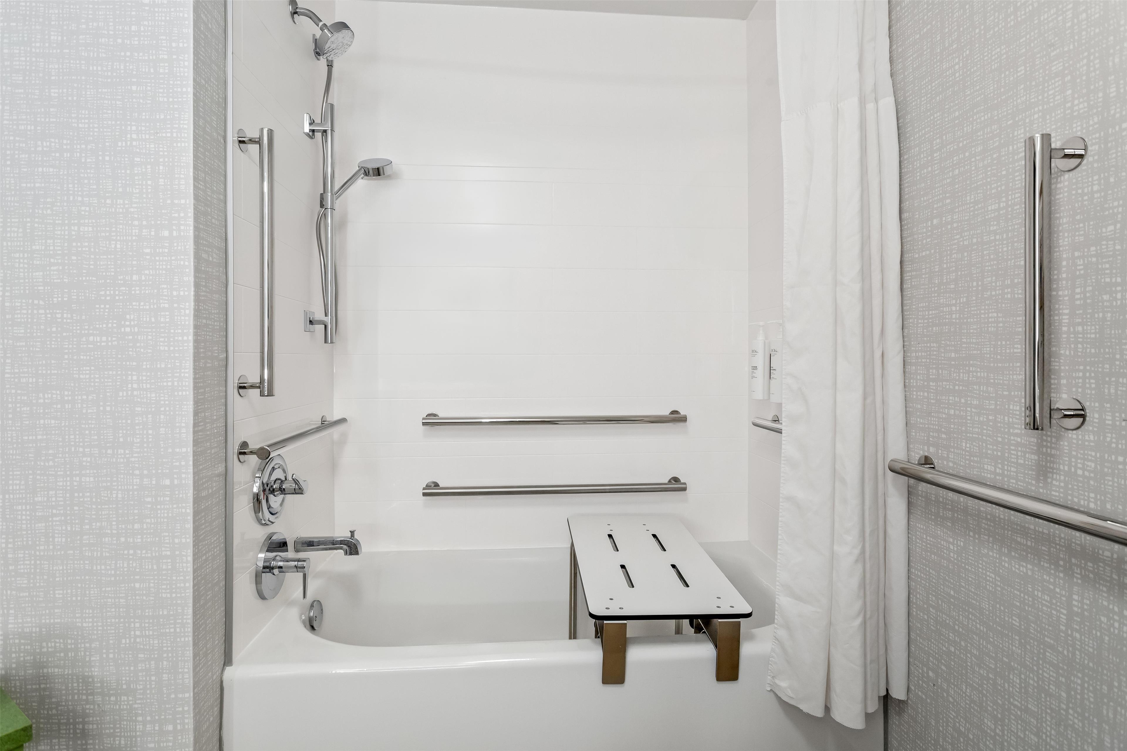 Hampton Inn & Suites St. Petersburg/Downtown - Tap to explore photos