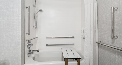 Hampton Inn & Suites St. Petersburg/Downtown Room Type - 1 KING STD ACC W TUB