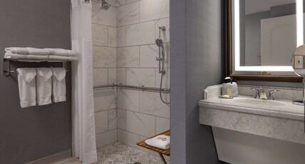Hotel Roanoke & Conference Center, Curio Collection by Hilton Room Type - 2 DBL MOBILITY ACC RI SHWR