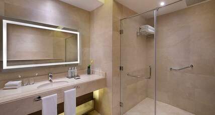 voco AL KHOBAR, an IHG hotel Room Type - 1 King Bed Deluxe Smoking