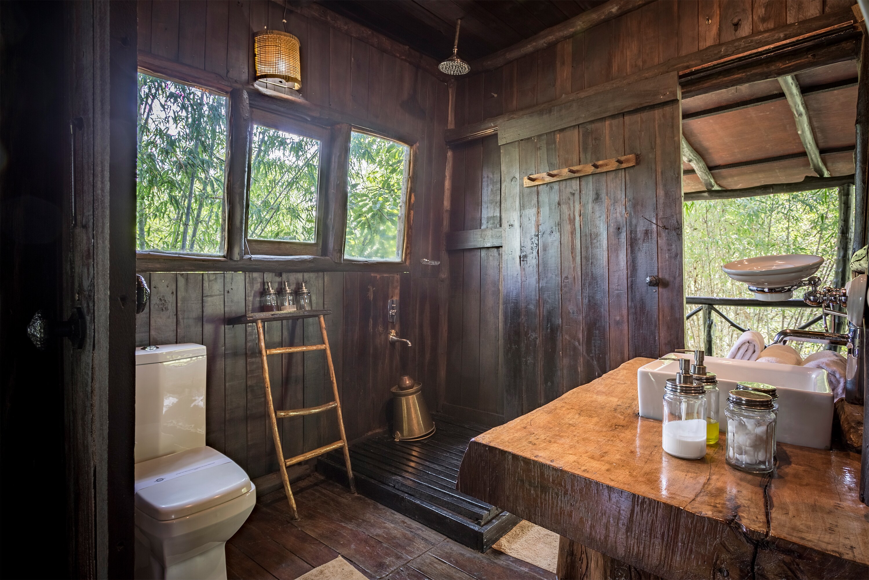 Tree House Hideaway - Tap to explore photos