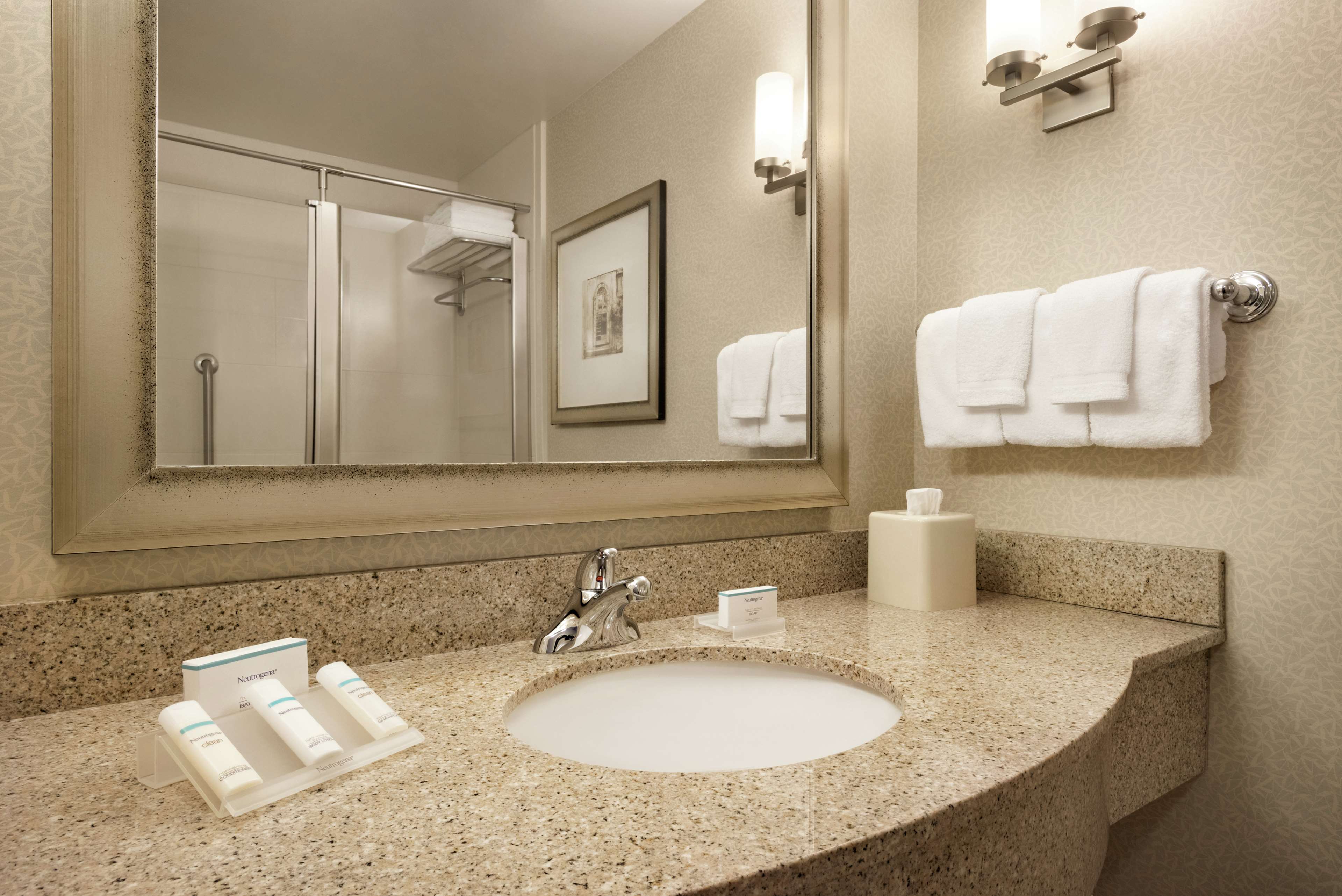 Hilton Garden Inn Minneapolis Downtown - Tap to explore photos