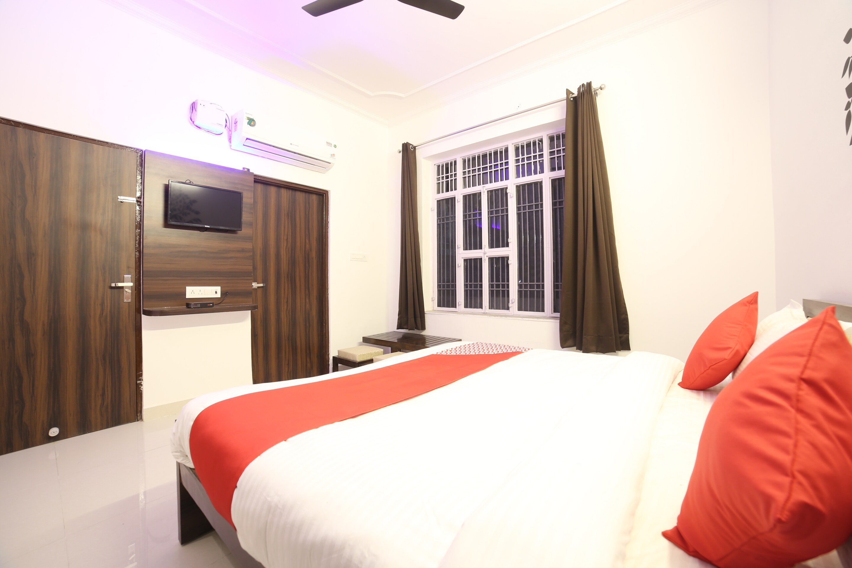 Hotel Helo Stay - Tap to explore photos