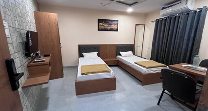 StayGuru Hotel Paradise Inn Room Type - Twin Bed Super Deluxe