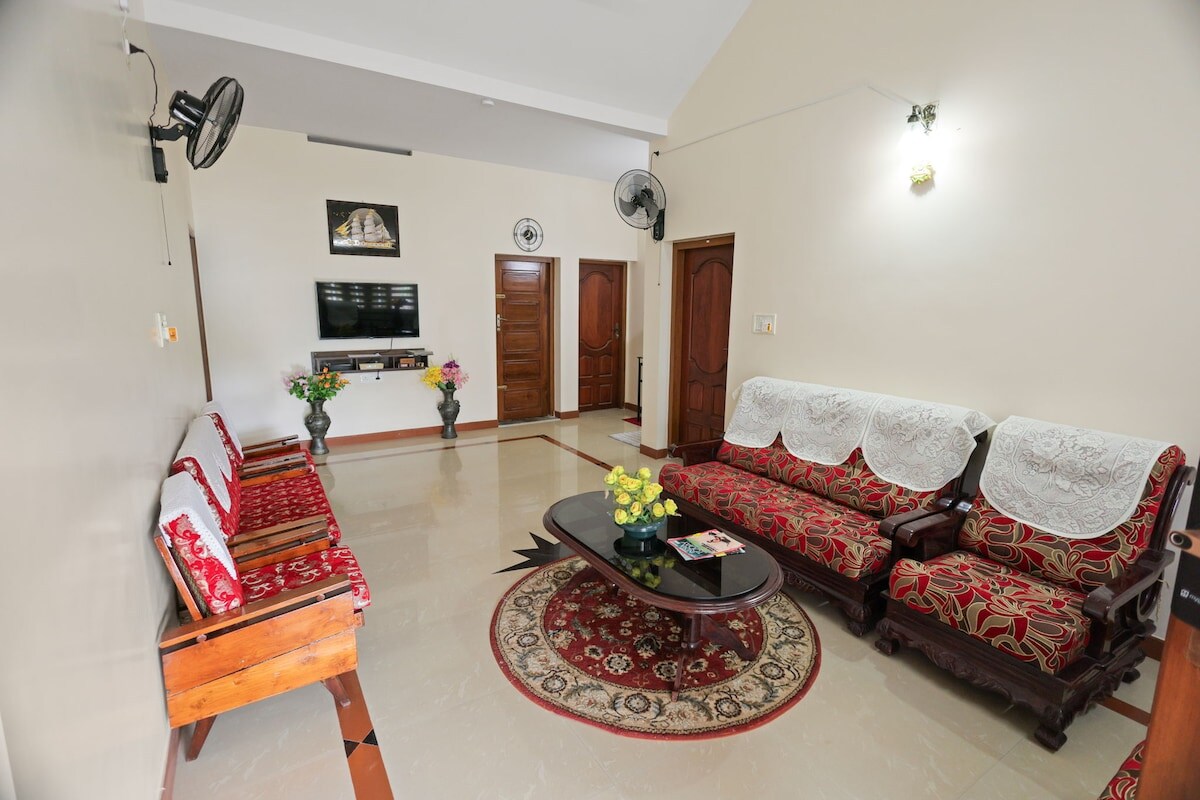 Luxury Oasis 3BR AC Villa Garden Balcony Lounge - Tap to explore photos