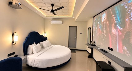 Hotel Nova Ways Room Type - Premium Round Bed Suite with Xclusive Lounge Sofa and Projector Screen \ 50 Inch Smart Web O.s. T.v