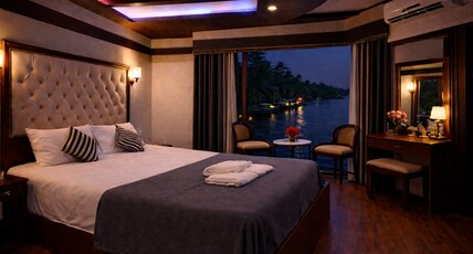 Best Kerala Houseboat Room Type - Super Deluxe room (Sharing Houseboat AC timings from 9 PM to 6 AM)