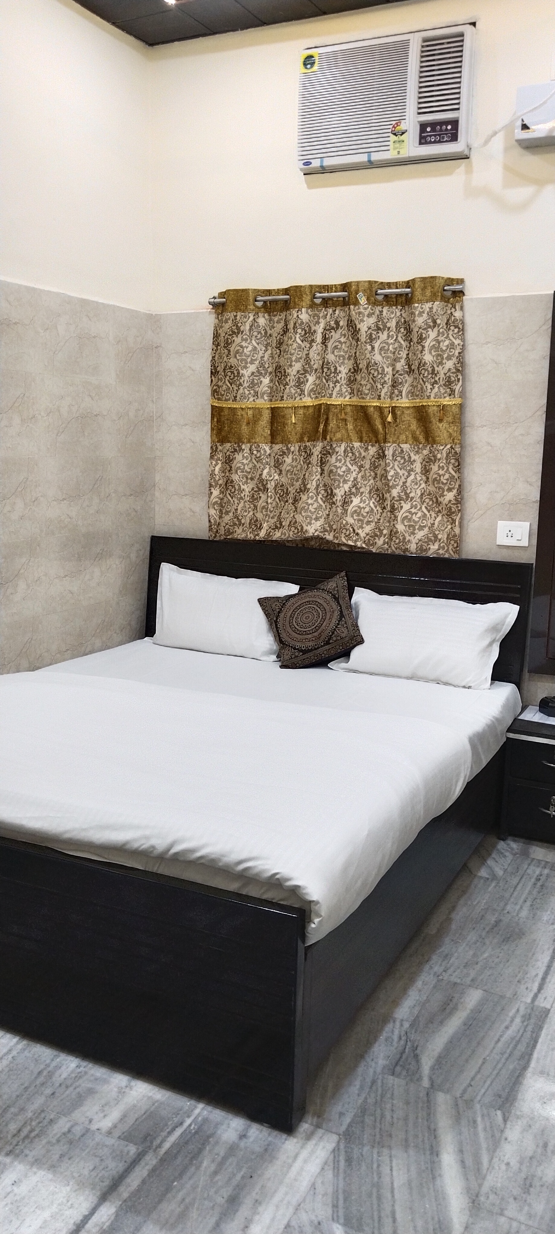 SAROJA GUEST HOUSE - Tap to explore photos
