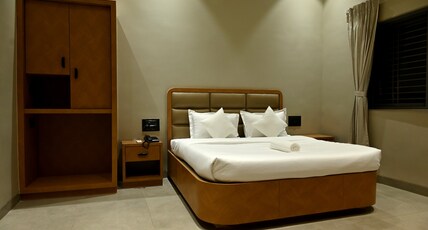 Gayatri Hotel Lodging and Boarding Room Type - Deluxe Room with Garden View Double Bed Gayatri Hotel Lodging and Boarding Room Type - Deluxe Room with Garden View Double Bed