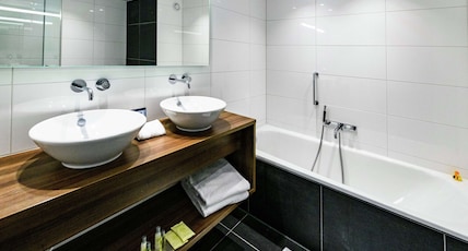 DoubleTree by Hilton Royal Parc Soestduinen Room Type - KING DLX RM GOLF COURSE VW