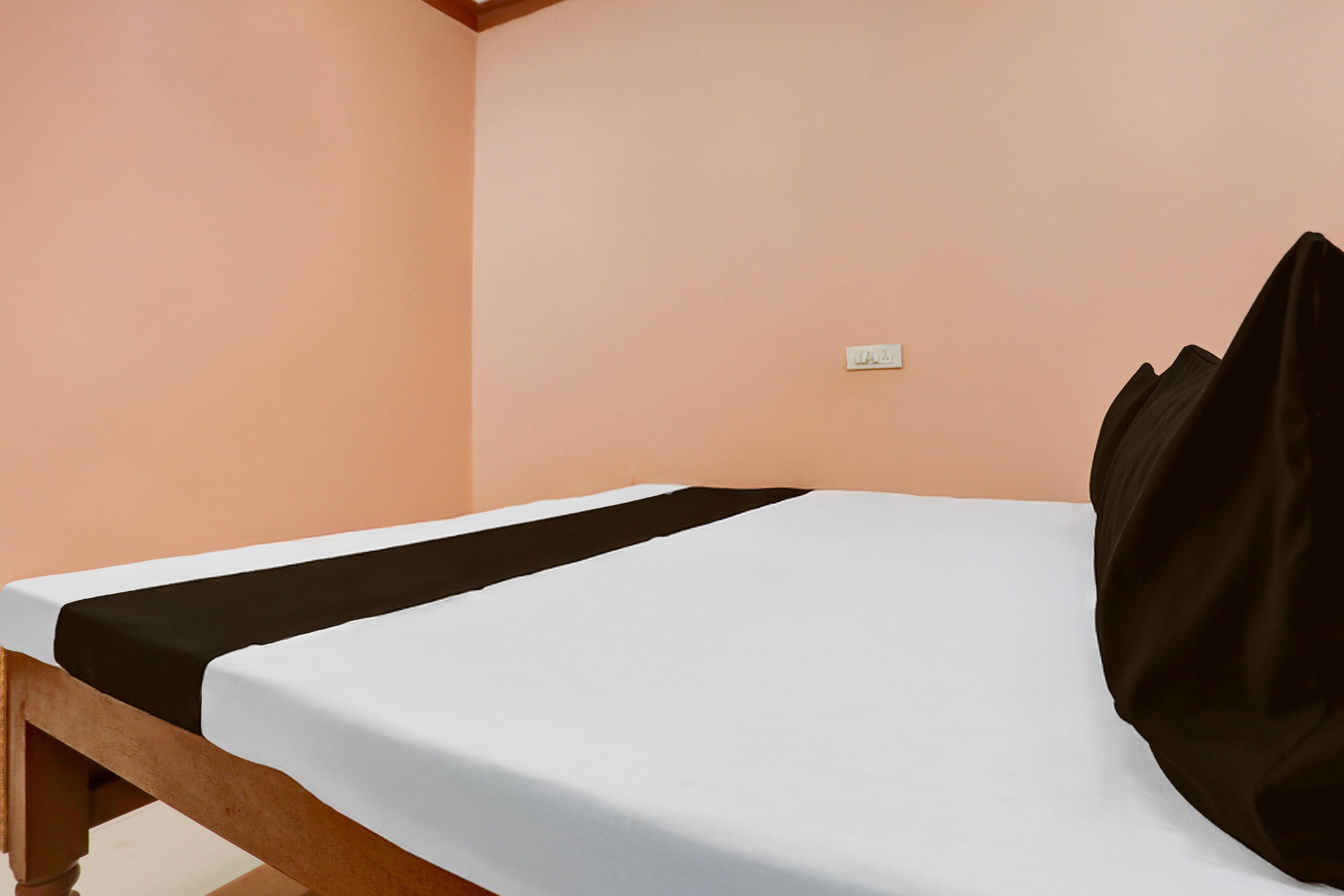 SPOT ON Famous Lodge - Tap to explore photos