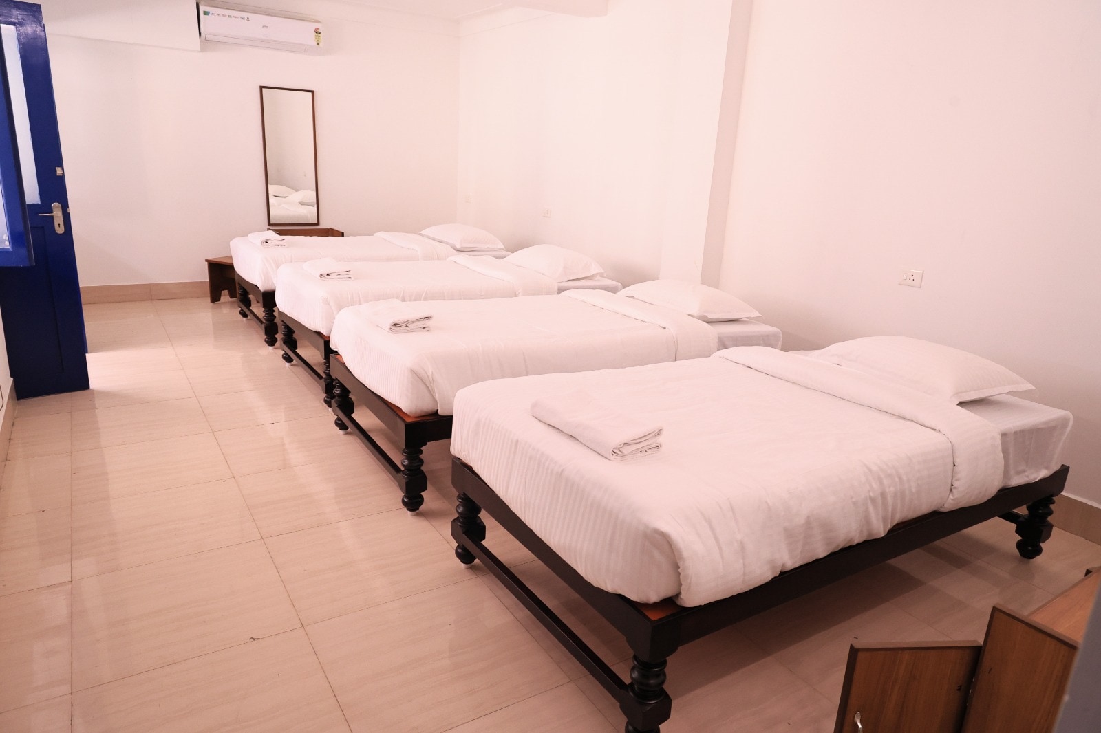 Hotel Continental - Tap to explore photos