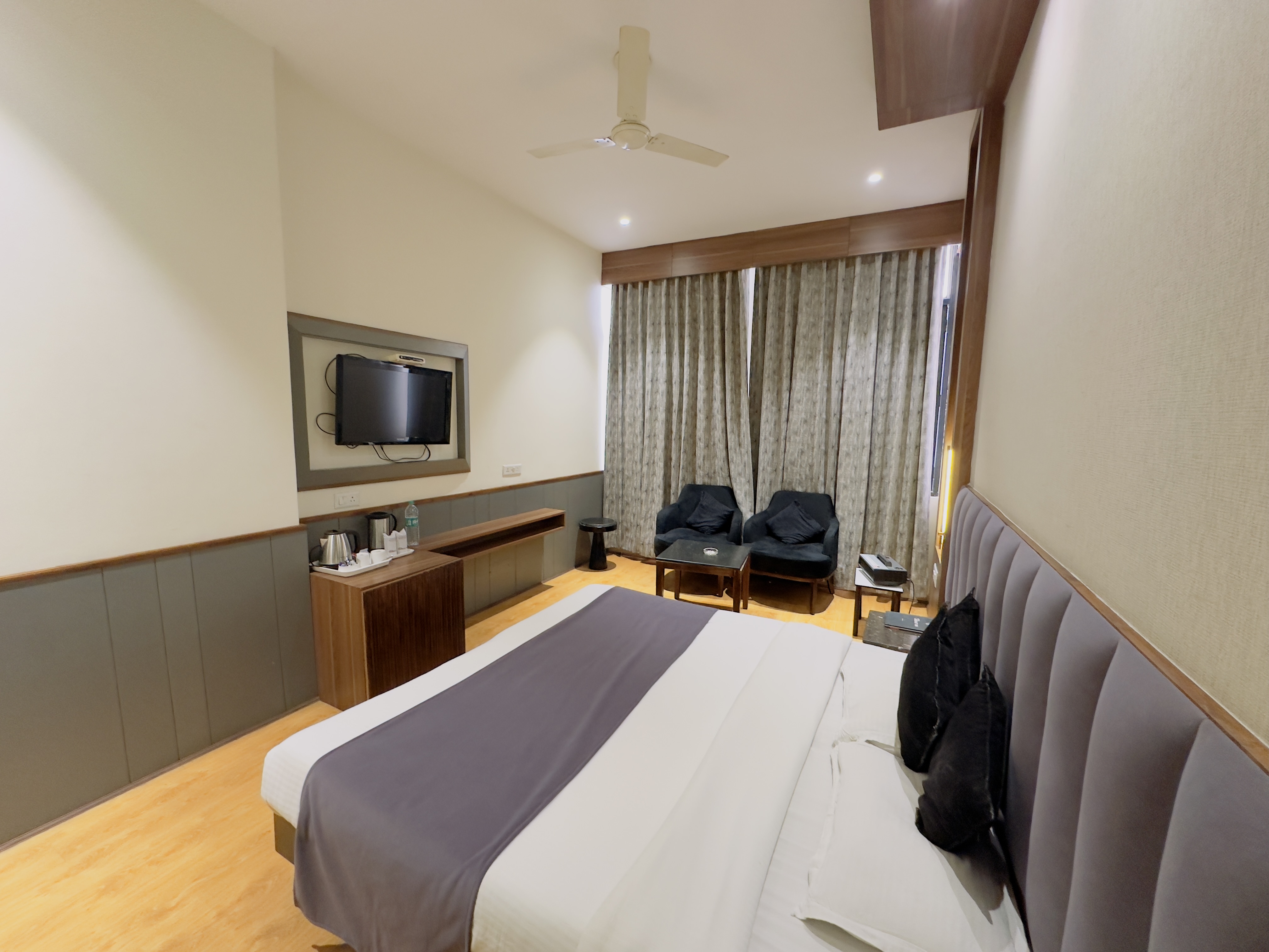 Hotel Parbhat Inn - Tap to explore photos
