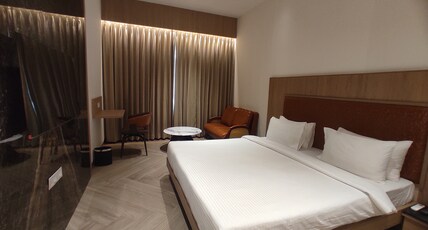 Get Inn Hotel Room Type - Deluxe King Bed Room