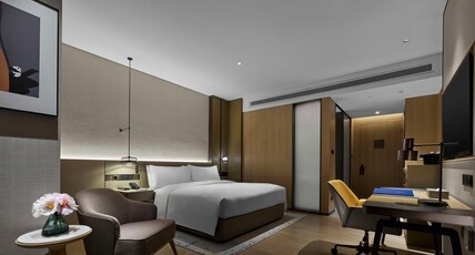 DoubleTree by Hilton Chengdu Riverside Room Type - KING DLX ROOM 270D SKYLINE
