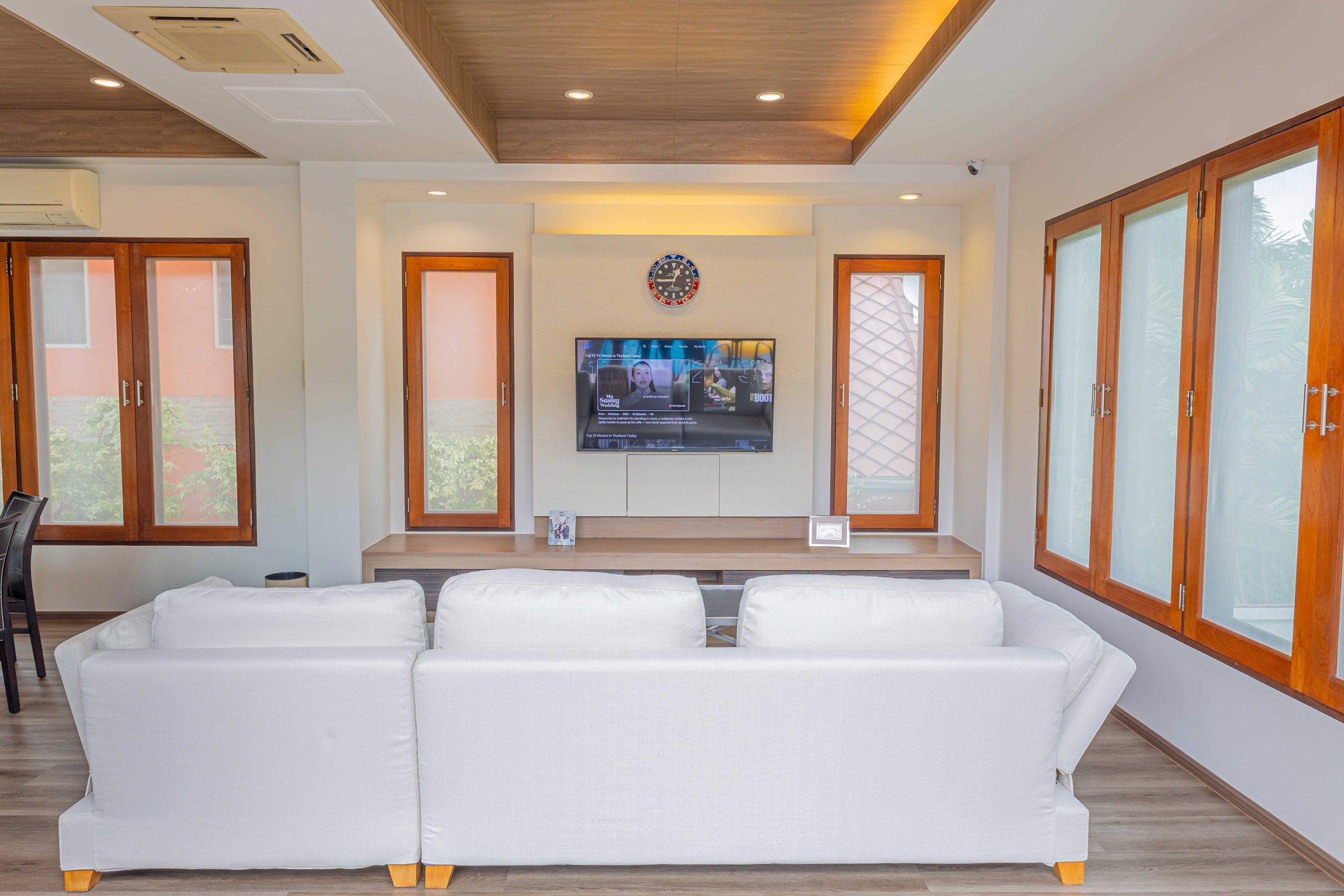 Premium Villa Baan Kinlom Chomlay - Tap to explore photos