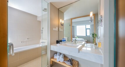 Holiday Inn BEIJING DESHENGMEN Room Type - 1  Bedroom Suite Lounge Access