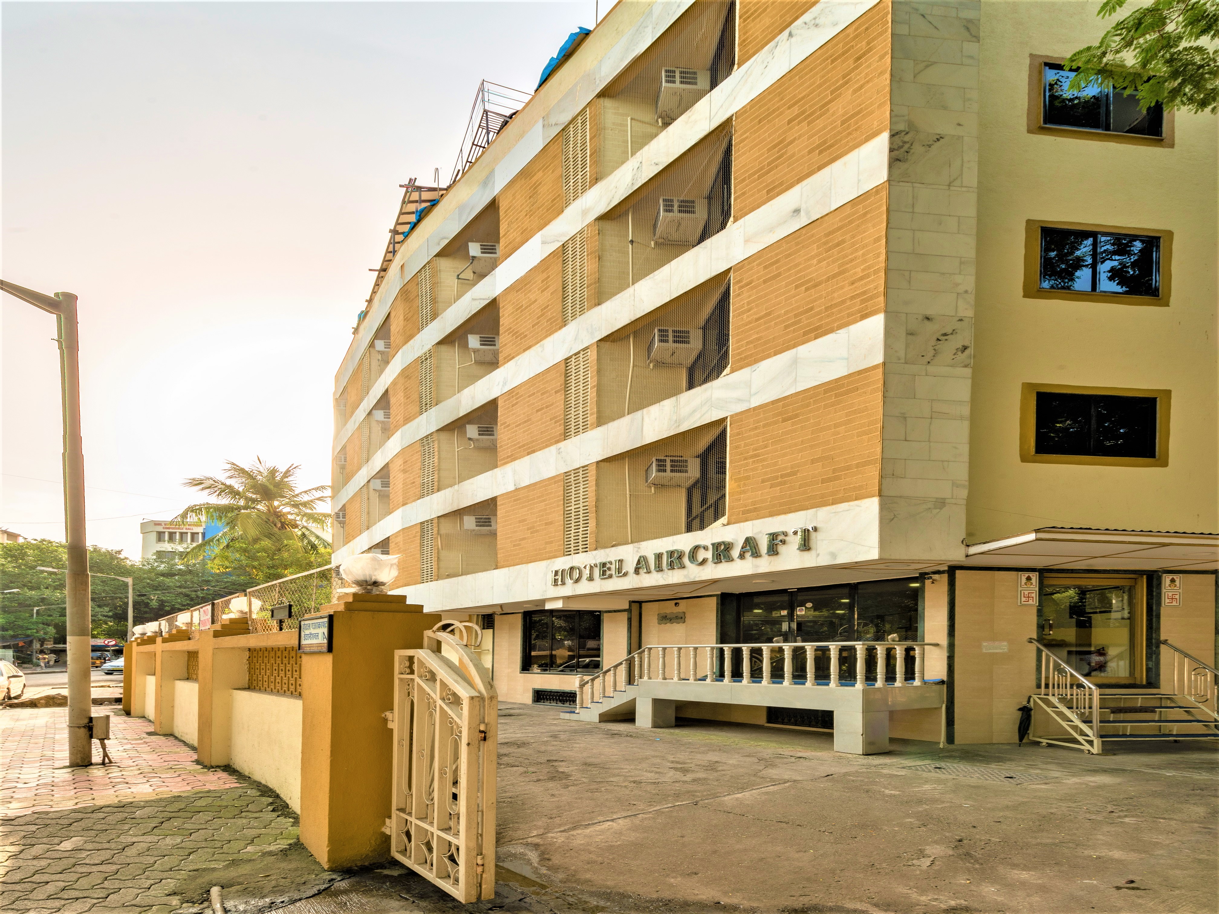 Hotel Aircraft International - Tap to explore photos
