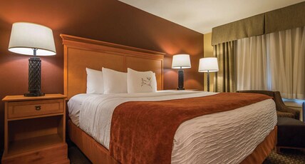 Best Western Plus Deer Park Hotel & Suites Room Type - Accessible - 1 King, Mobility Accessible, Bathtub, Non-Smoking, Full Breakfast Best Western Plus Deer Park Hotel & Suites Room Type - Accessible - 1 King, Mobility Accessible, Bathtub, Non-Smoking, Full Breakfast