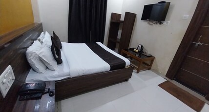 Hotel Sachidanand Room Type - Deluxe Room  Non-A.C
