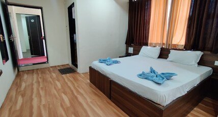 Hotel Guru Inn Room Type - Deluxe AC Queen Bed Room