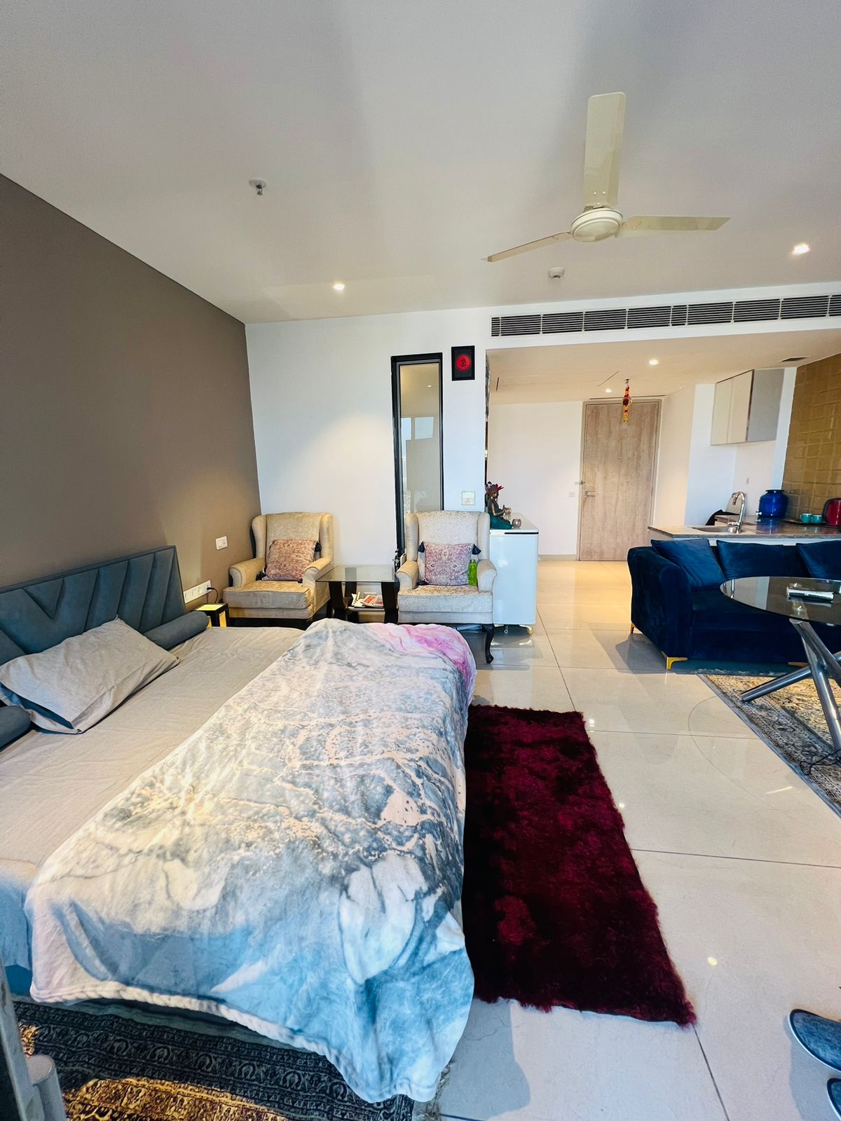 Luxury Studios Key 7 - Tap to explore photos