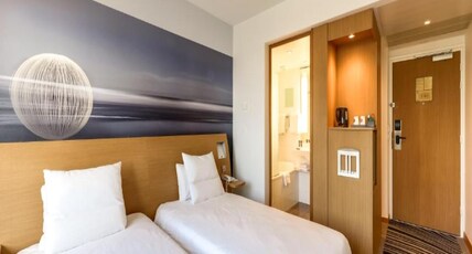 Novotel Paris Centre Tour Eiffel Room Type - Junior suite, view Paris - 1 queen bed and 1 double sofa bed Novotel Paris Centre Tour Eiffel Room Type - Junior suite, view Paris - 1 queen bed and 1 double sofa bed