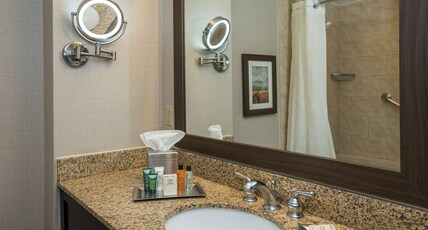 Hilton Winnipeg Airport Suites Room Type - 1 KING BED POOLSIDE ROOM