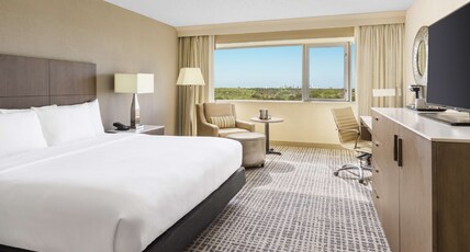 DoubleTree by Hilton Orlando Airport Room Type - 1 KING HEARING MOB ADA TUB