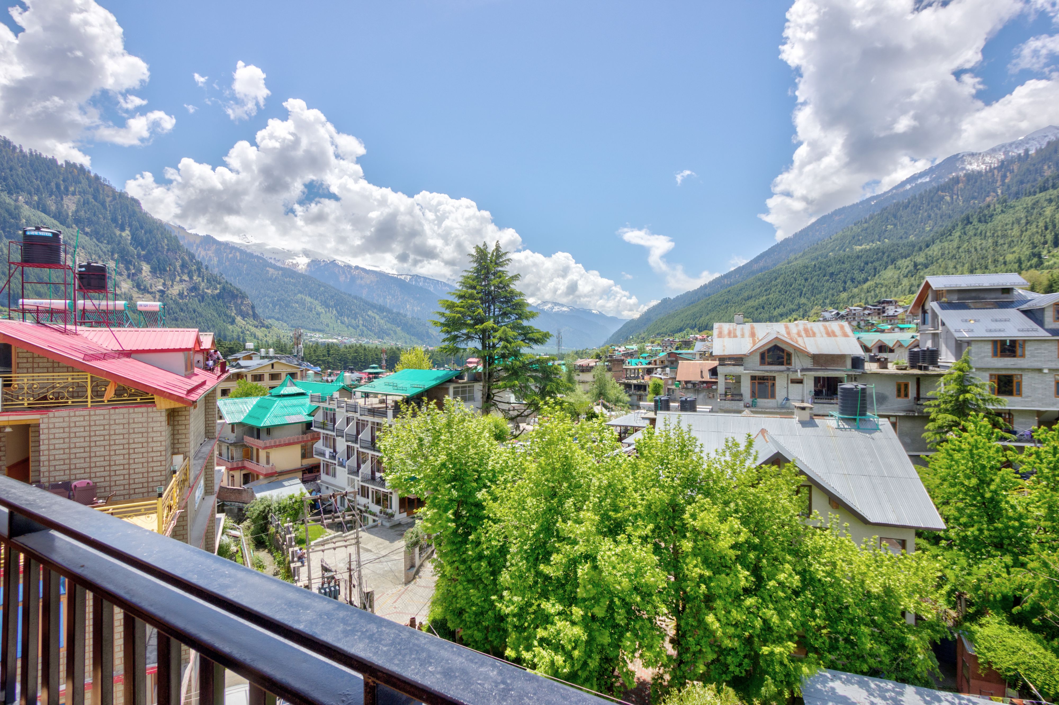 Hotel Everest - Tap to explore photos