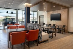 Holiday Inn Express & Suites FRESNO AIRPORT