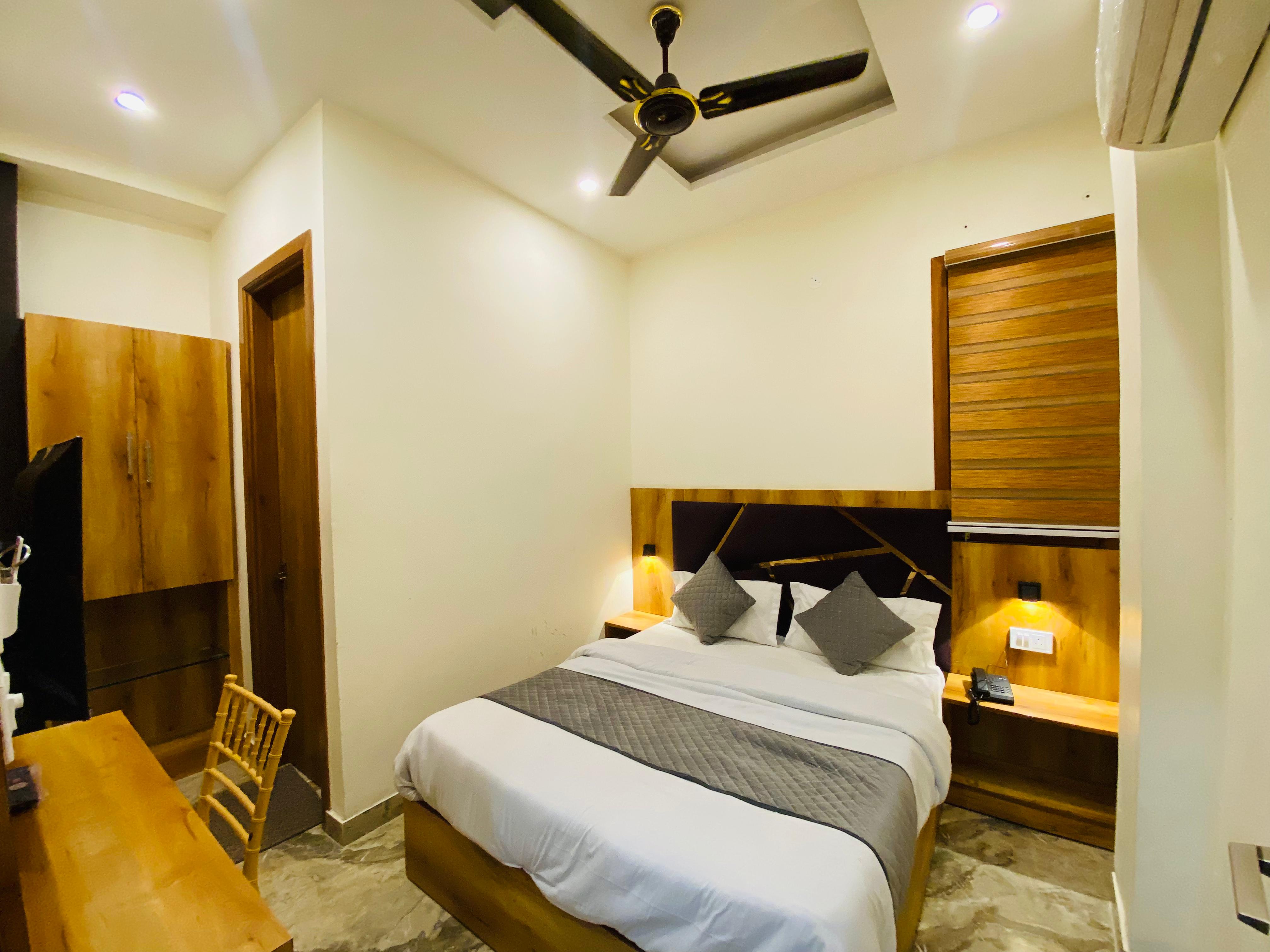 Hotel Paras inn 2 - 5 Min walking to Golden Temple - Tap to explore photos