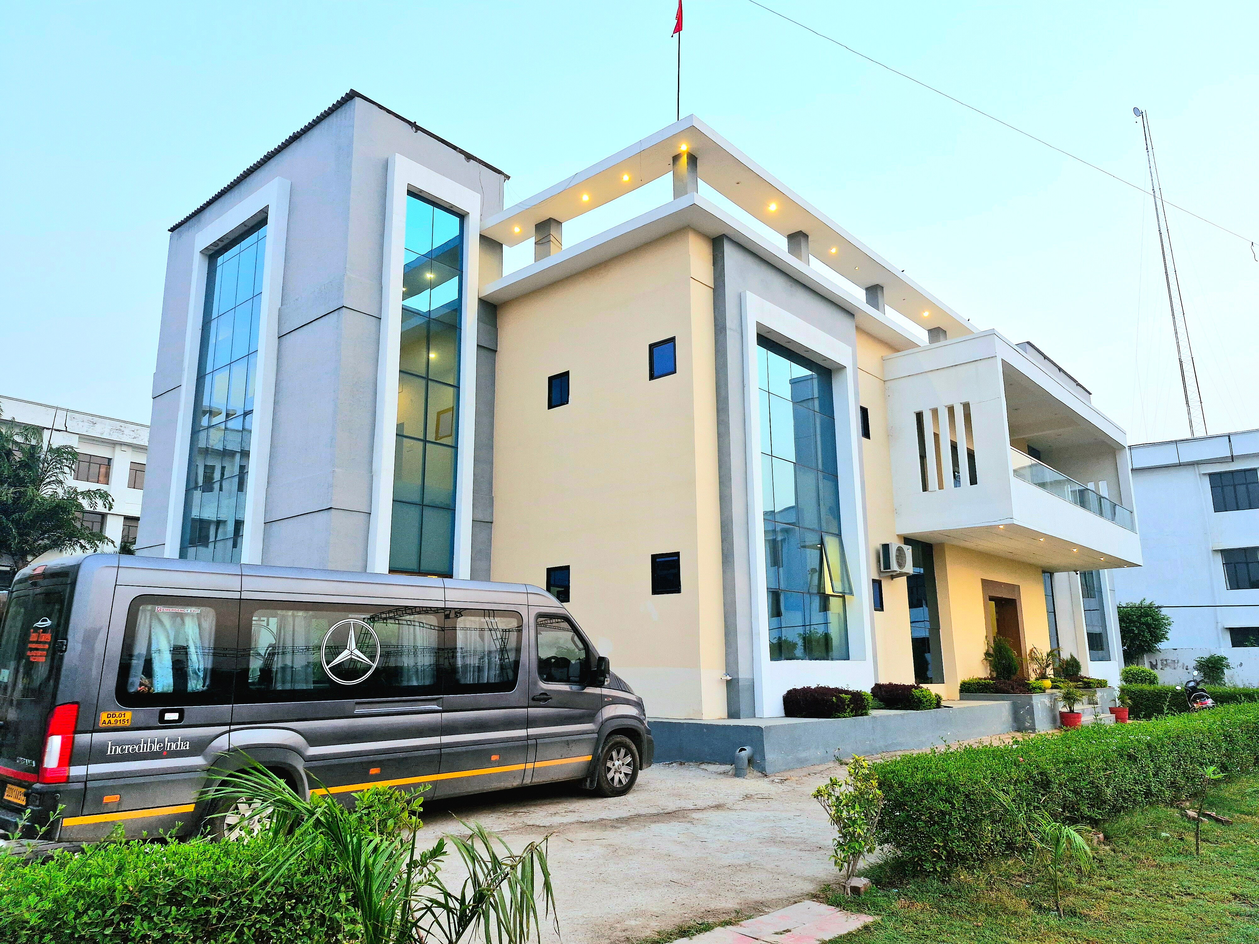 The Hinga Resort & Marriage Lawn, Barabanki - Tap to explore photos