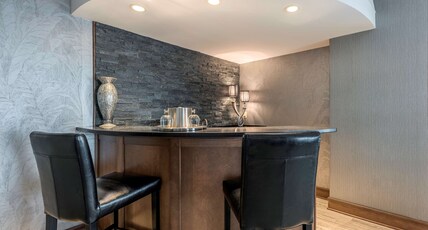 Hampton Inn by Hilton Sydney Nova Scotia Room Type - 1 KING 2 ROOM STE NOSMOKE
