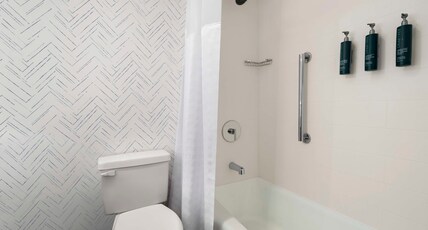 DoubleTree by Hilton Hartford Downtown Room Type - 2 QN HEARING ACCESSIBLE