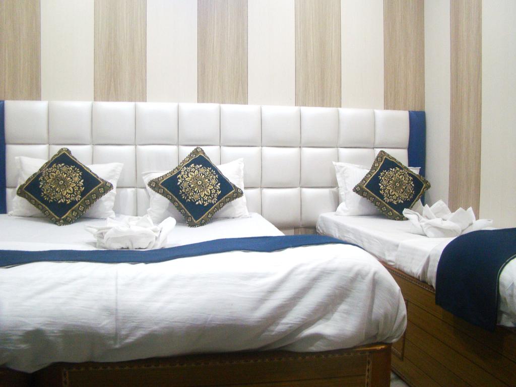 New Hotel Suman - Tap to explore photos