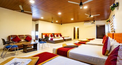SREE KUMARAN RESIDENCE Room Type - 12 Bed Suite A/C