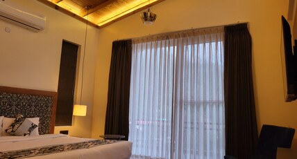 The Cozy Acorn Resort Room Type - Executive Balcony View The Cozy Acorn Resort Room Type - Executive Balcony View