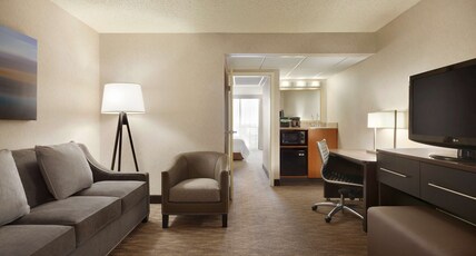 Embassy Suites Oklahoma City Will Rogers Airport Room Type - 1 KING BED NONSMOKING