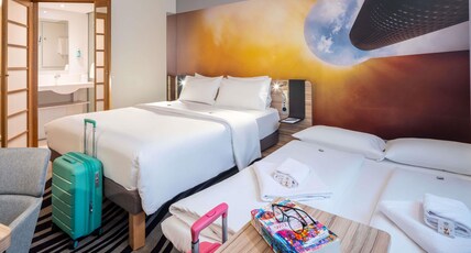 Novotel Wien City Room Type - Family room with 1 bed and 1 sofa