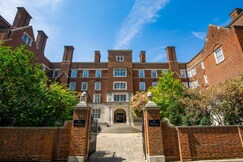 Wellington Hotel near Buckingham Palace, by Blue Orchid