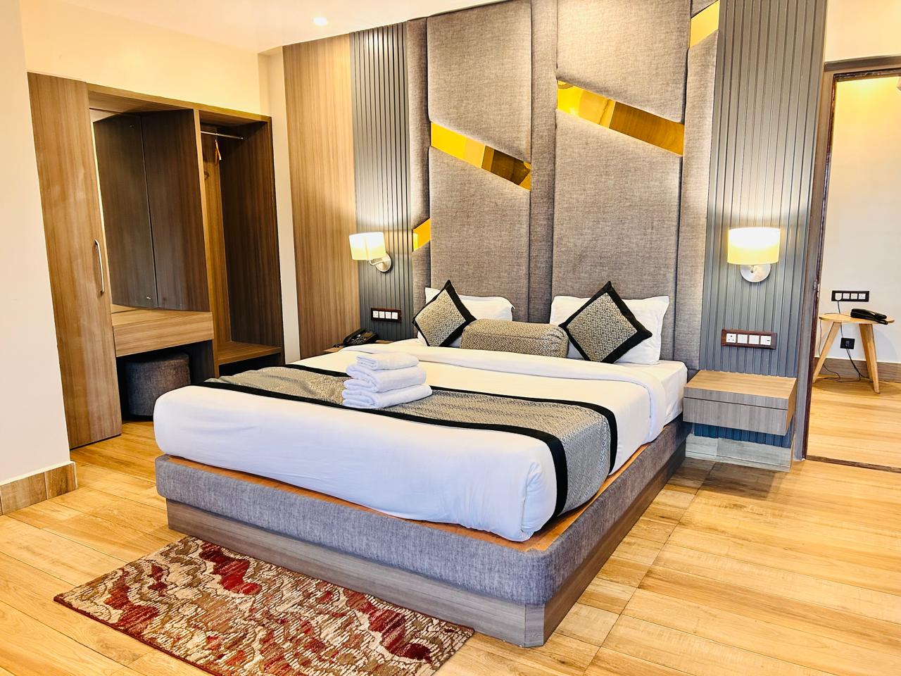 HOTEL HOLIDAY INTERNATIONAL - Tap to explore photos